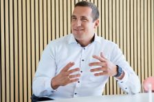 R+V-Komposit-Vorstand Klaus Endres gibt ein Interview zum riparo-Deal 